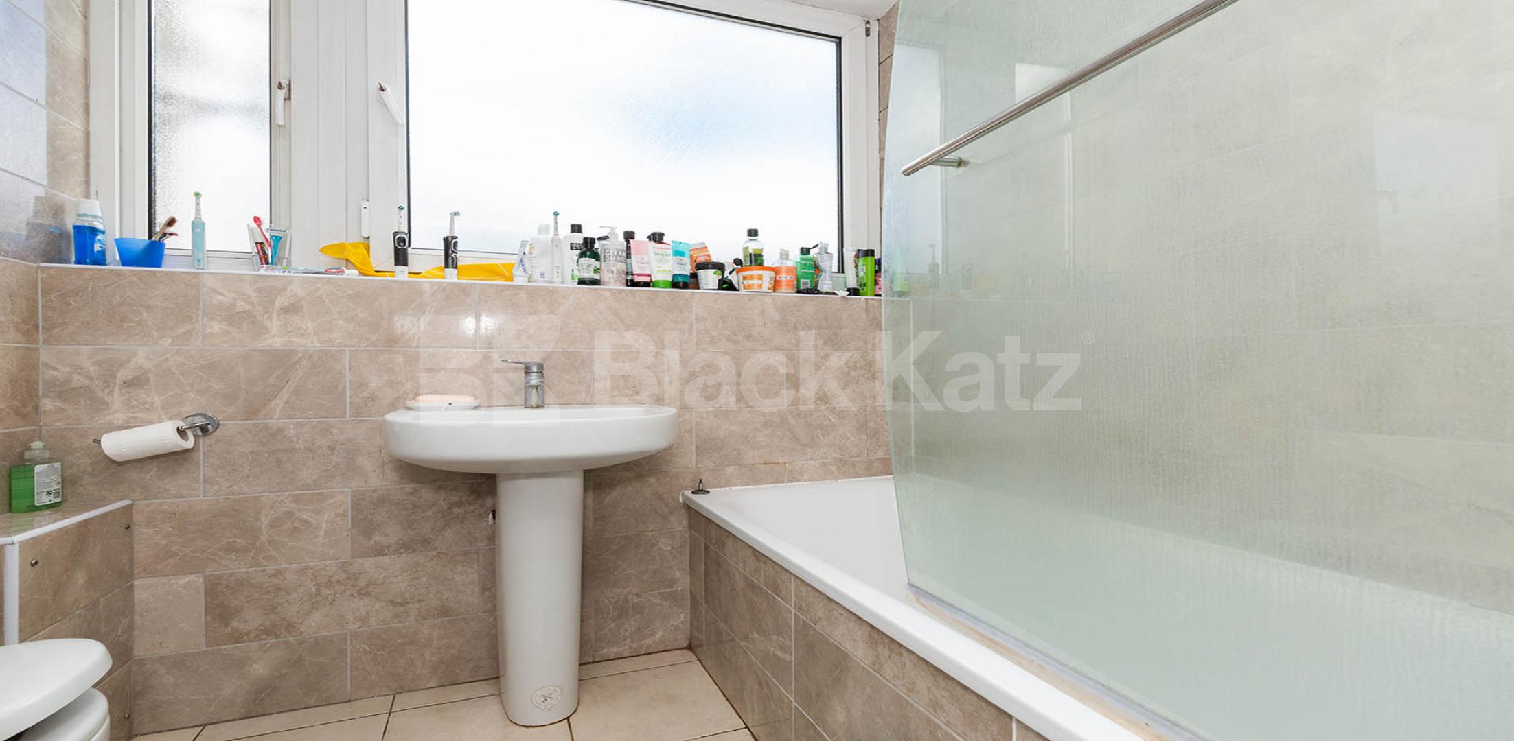 			PERFECT FOR 3 OR 4 SHARERS!, 4 Bedroom, 1 bath, 1 reception Flat			 Banner Street, OLD STREET